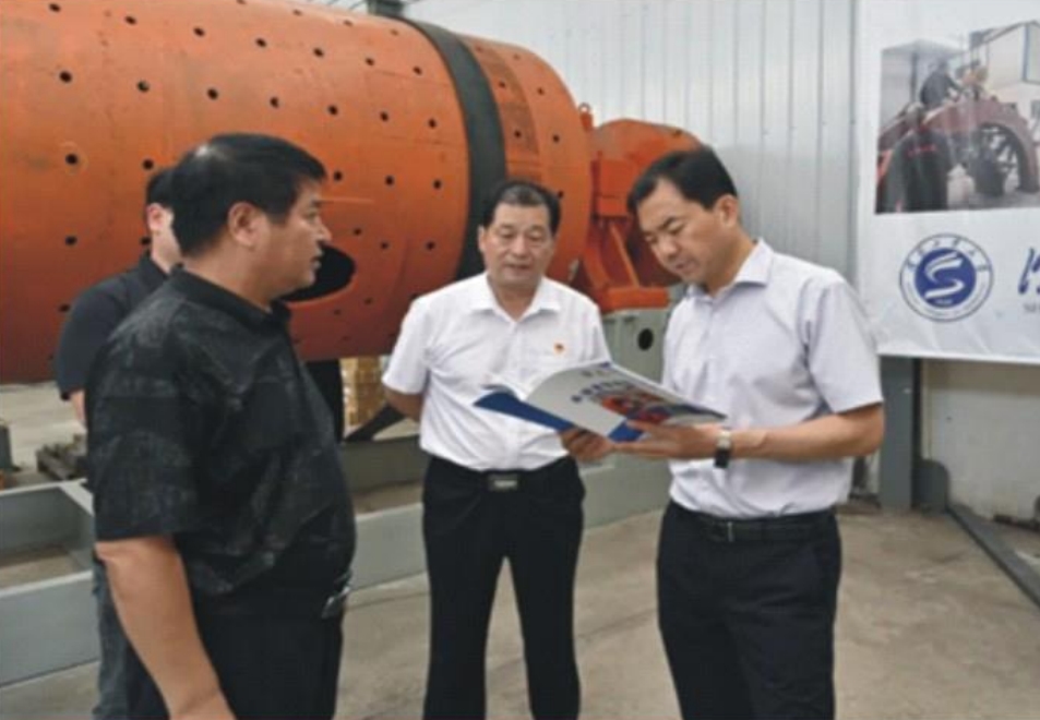 輝縣市委書記劉軍偉蒞臨河南全新機電設(shè)備有限公司參觀永磁直驅(qū)球磨機生產(chǎn)