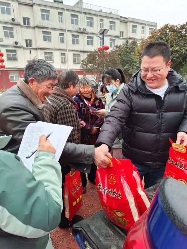 關(guān)愛(ài)老人，我們一直在行動(dòng)，2023年農(nóng)歷臘月二十，給西北流村的老人 發(fā)春節(jié)福利